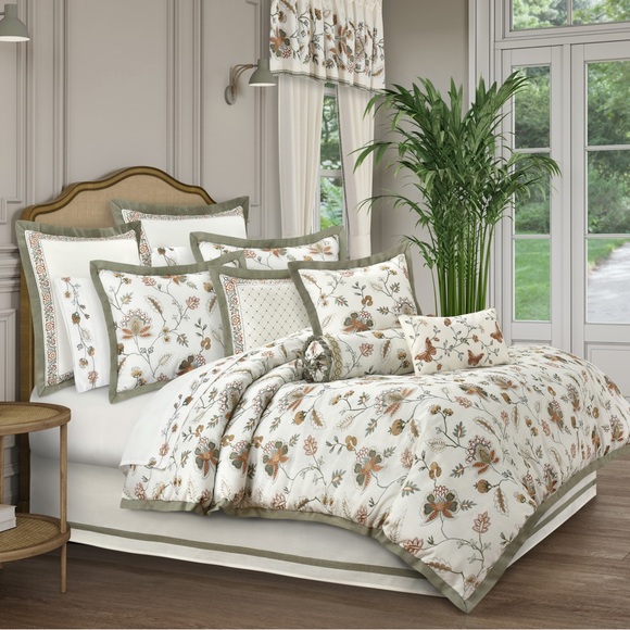 J. Queen New York Angela 4-Piece. Harvest Polyester King Comforter Set. NWT